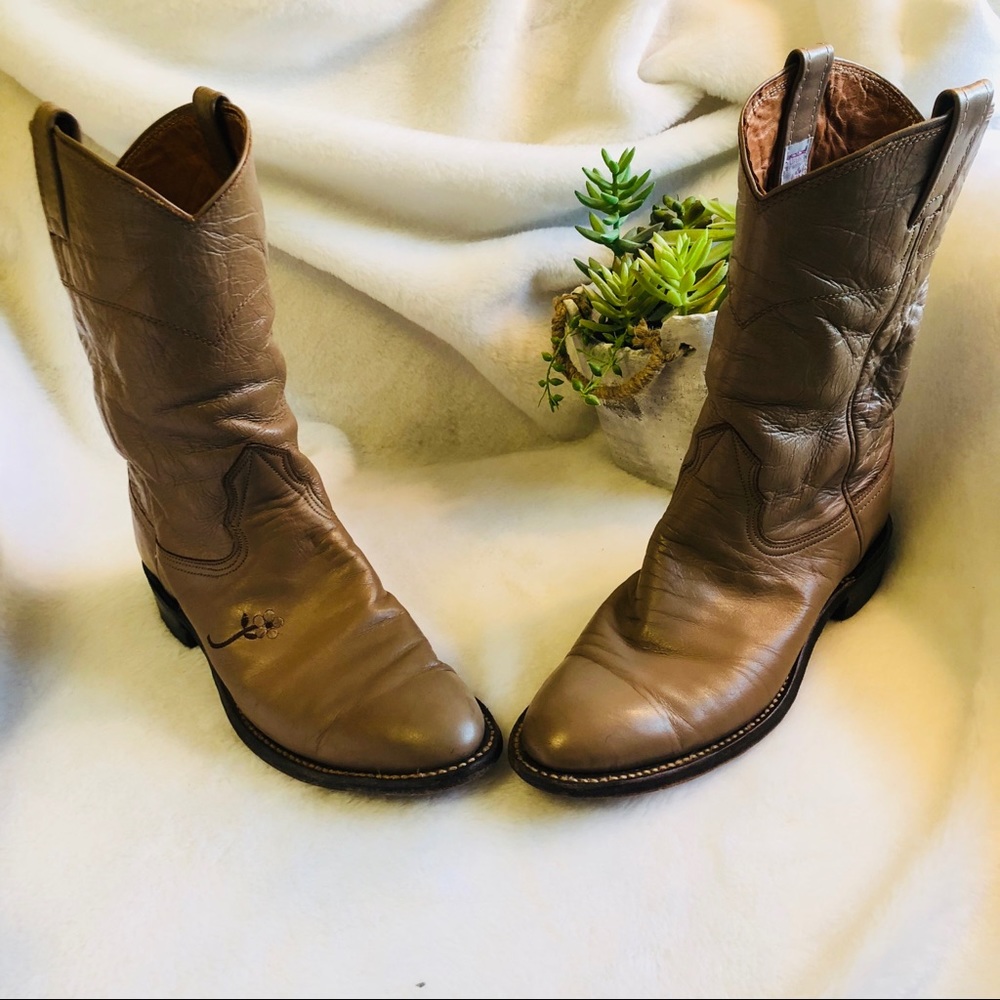 Nocona wildflower boots in tan